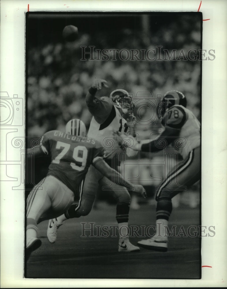 1987 Press Photo Rams quarterback Jim Everett passes as Ray Childress pressures- Historic Images