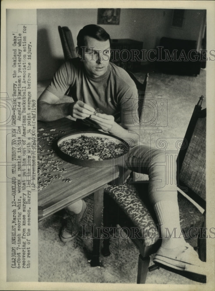 1969 Press Photo Oakland Oaks&#39; star Rick Barry recovers after knee surgery. - Historic Images