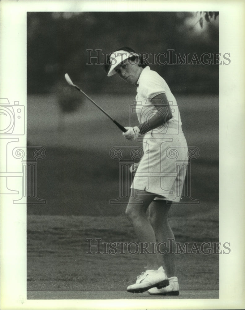 1985 Press Photo Professional golfer Amy Alcott watches a putt on #18. - Historic Images