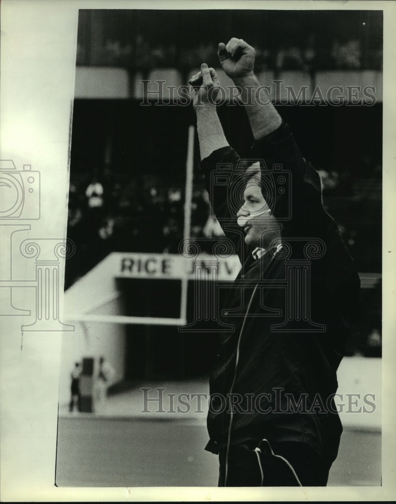 1979 Press Photo Rice University football raises arms on sideline. - Historic Images