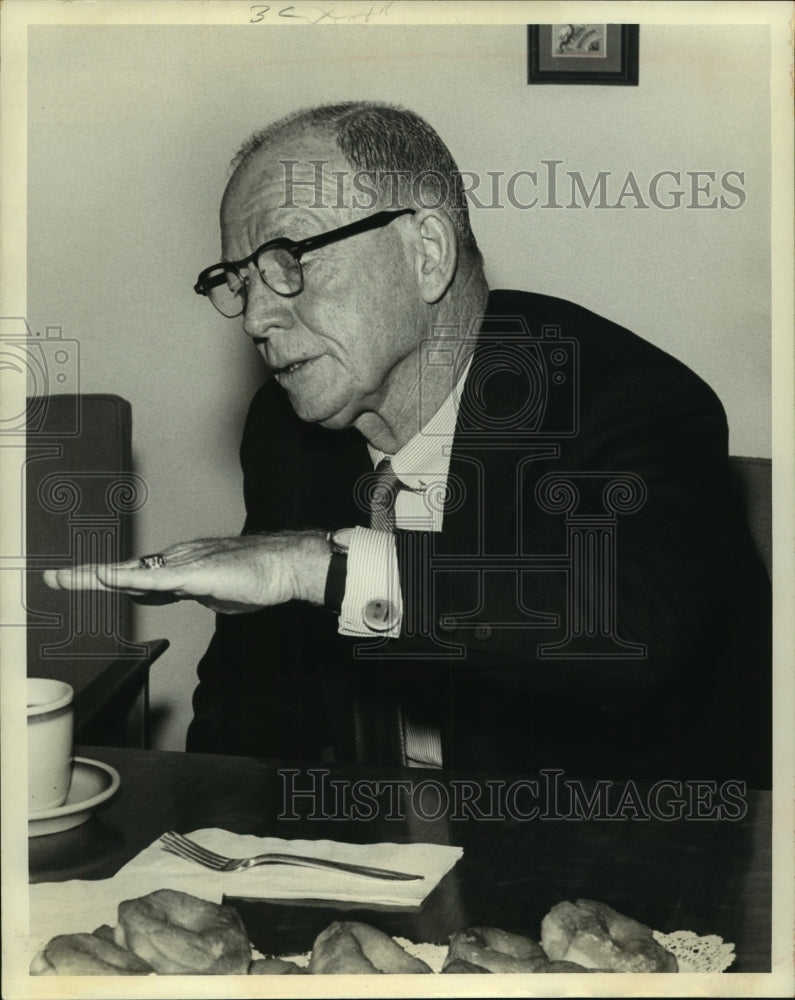 1968 Press Photo Sportscaster Red Barber describes book at breakfast. - Historic Images