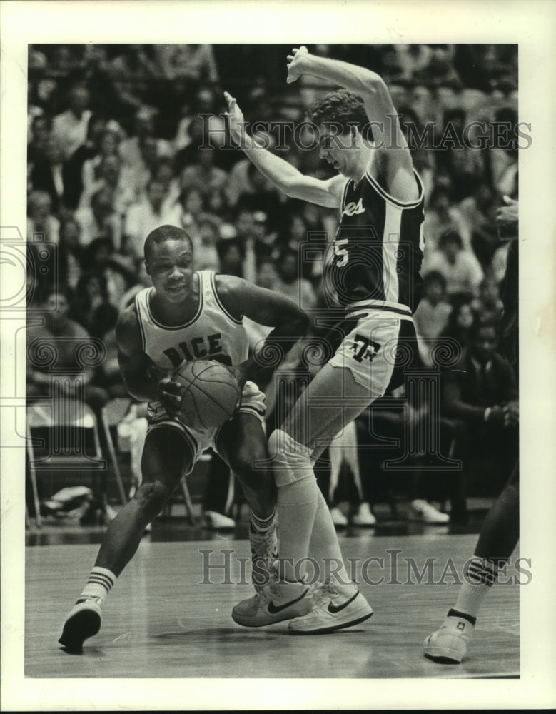1985 Press Photo Rice's Tony Barnett is fouled by Texas A&M's Mike Clifford. - Historic Images