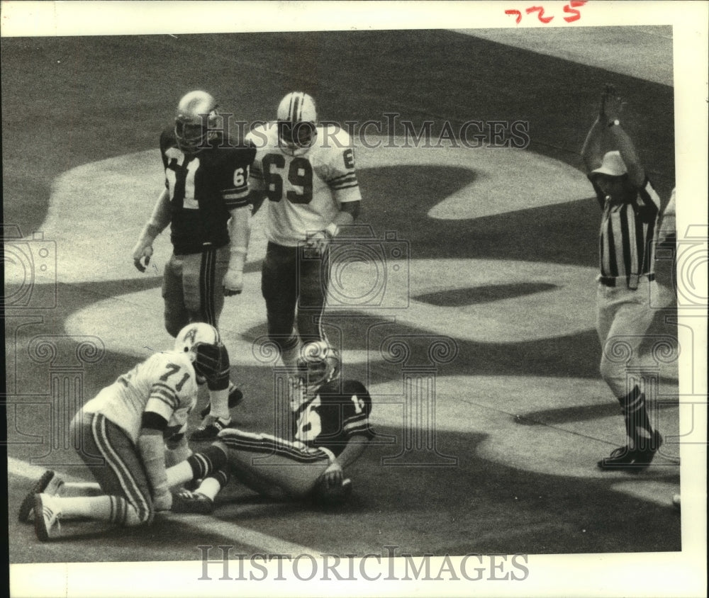 1977 Press Photo Oilers&#39; Ken Kennard sacks Seattle&#39;s Steve Myer for safety. - Historic Images