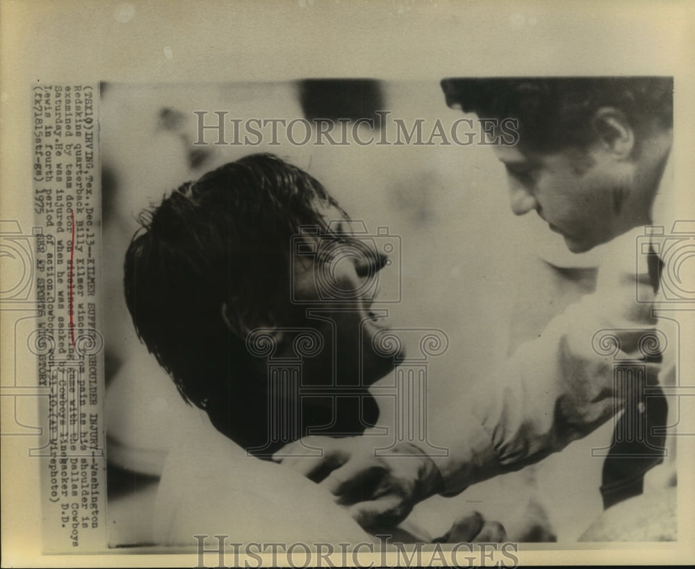 1975 Press Photo Washington Redskins&#39; Billy Kilmer suffers shoulder injury.- Historic Images