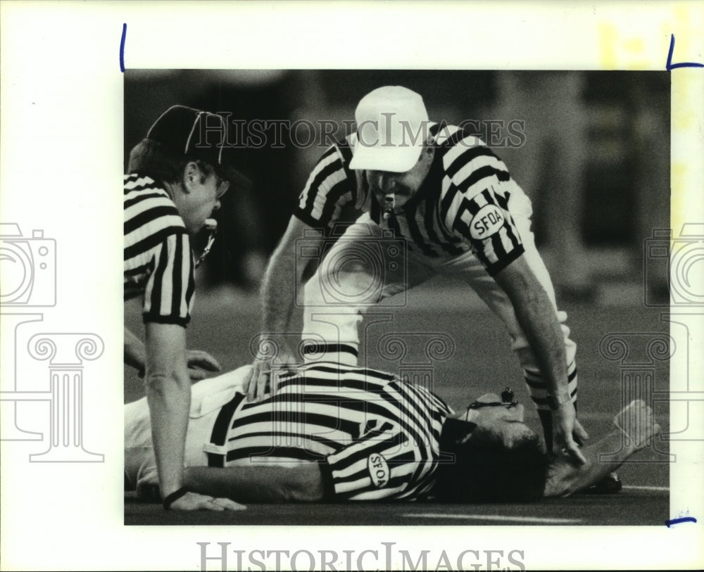 1988 Press Photo Referee Wayne Kimberlin collapses during Houston ball game. - Historic Images