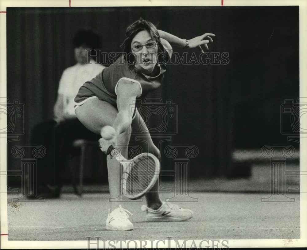 1973 Press Photo Tennis player Micki King reaches for a backhand volley. - Historic Images