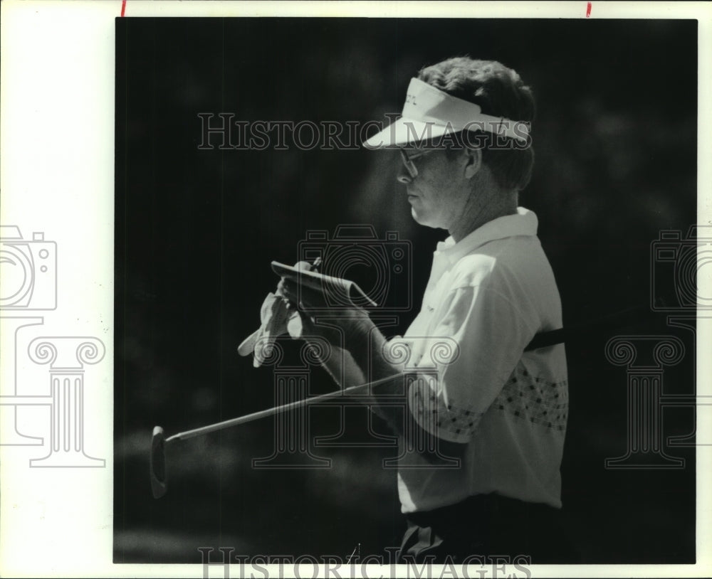 1990 Press Photo Pro golfer Tom Kite notes course conditions after practice. - Historic Images