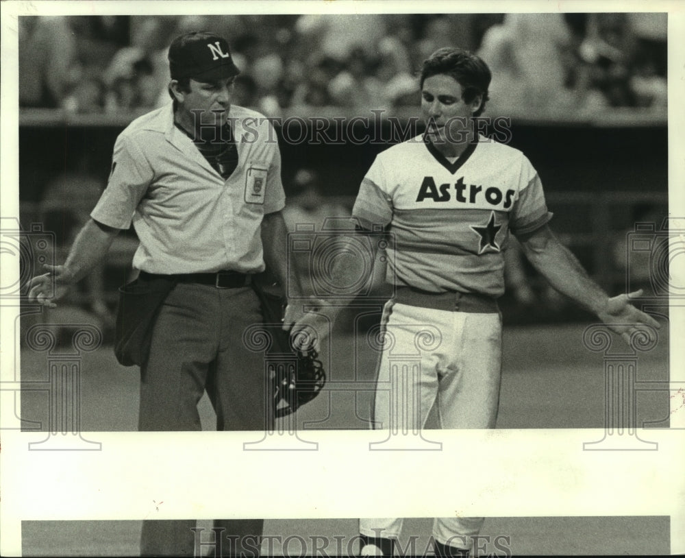 1985 Press Photo Houston Astros&#39; Phil Garner pleads with umpire Ed Montague. - Historic Images