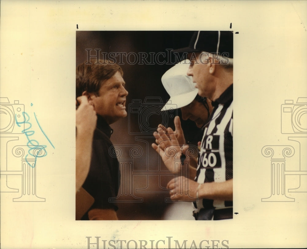 1986 Press Photo Houston Oiler&#39;s coach Jerry Glanville pleads case with official- Historic Images