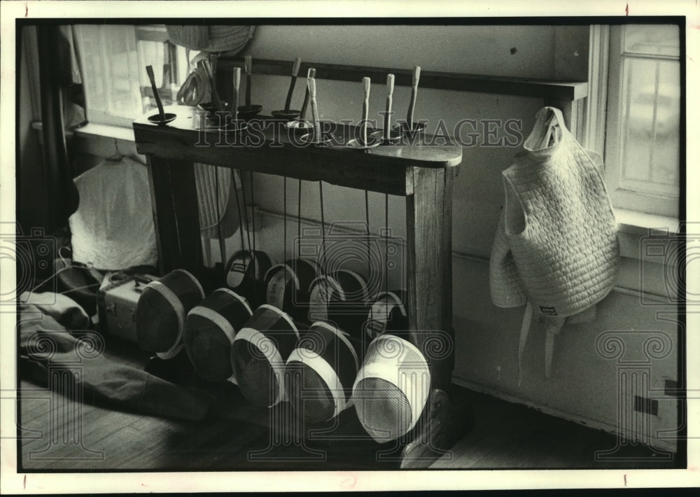 1981 Press Photo Fencing gear used in recent amateur competition in Houston. - Historic Images