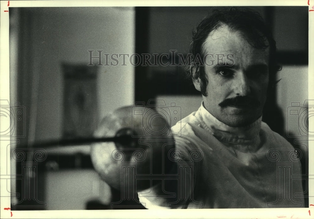 1979 Press Photo Fencer Elliott Richmond demonstrates the en garde position.- Historic Images