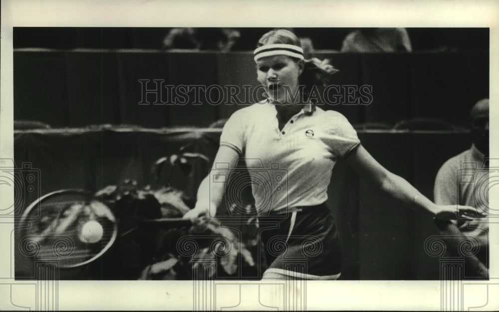 1982 Press Photo Professional tennis player Rosalyn Fairbank from South Africa. - Historic Images