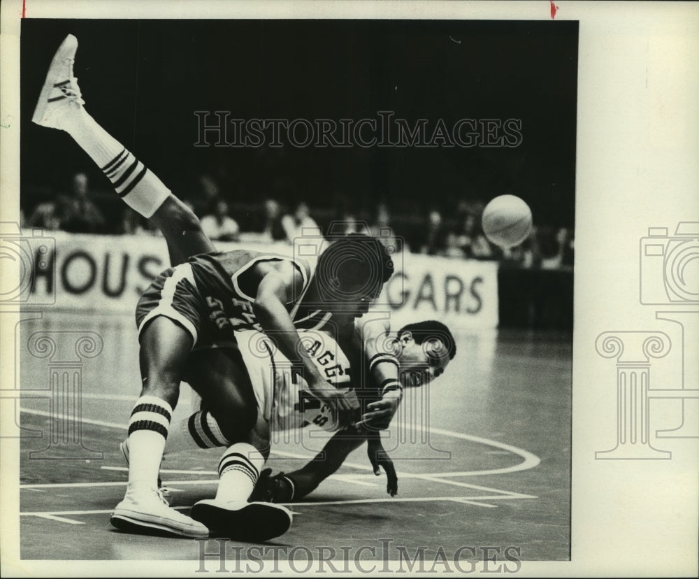 1973 Press Photo Texas A&amp;M basketball player Cedric Joseph battles for the ball.- Historic Images