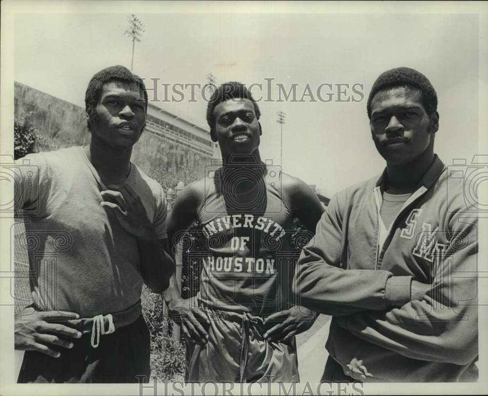 1974 Press Photo Wayne Johnson poses with fellow athletes Gene and Joe Pouncy - Historic Images