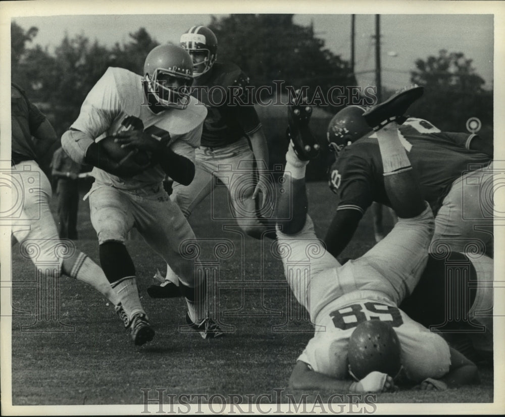 1972 Press Photo Puddin Jones carries the football. - hcs08203 - Historic Images