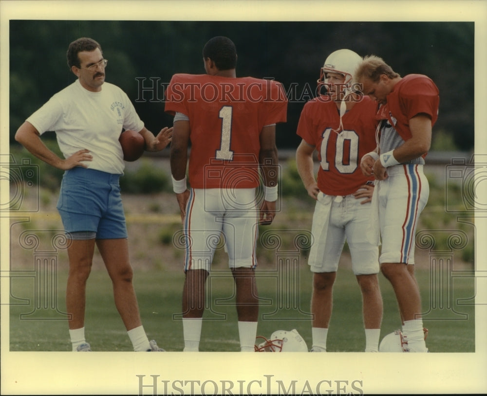 1989 Press Photo Houston Oilers&#39; quarterbacks coach June Jones talks to players. - Historic Images