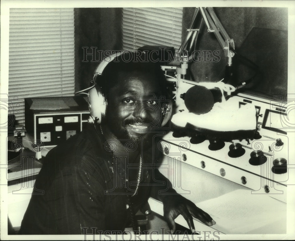 1980 Press Photo Houston Oilers&#39; receiver Billy Johnson on Houston&#39;s KRLY Radio - Historic Images