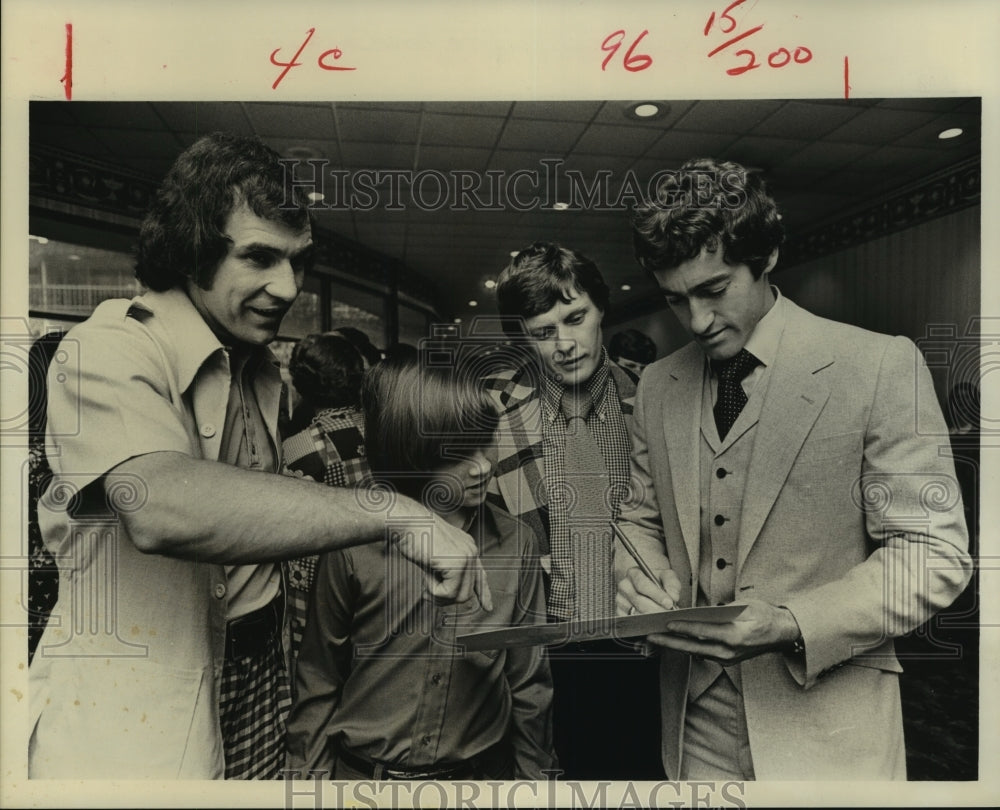 1974 Press Photo Houston Aeros hockey player Gordie Kannegiesser signs autograph - Historic Images