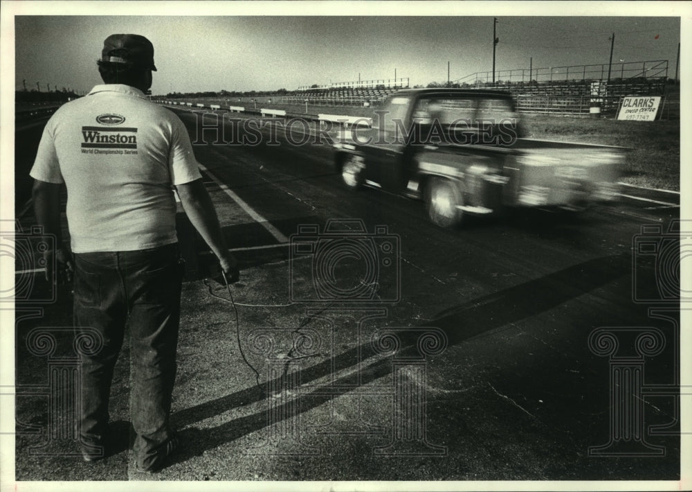 1982 Press Photo A pick-up truck roars away from start at drag strip.- Historic Images