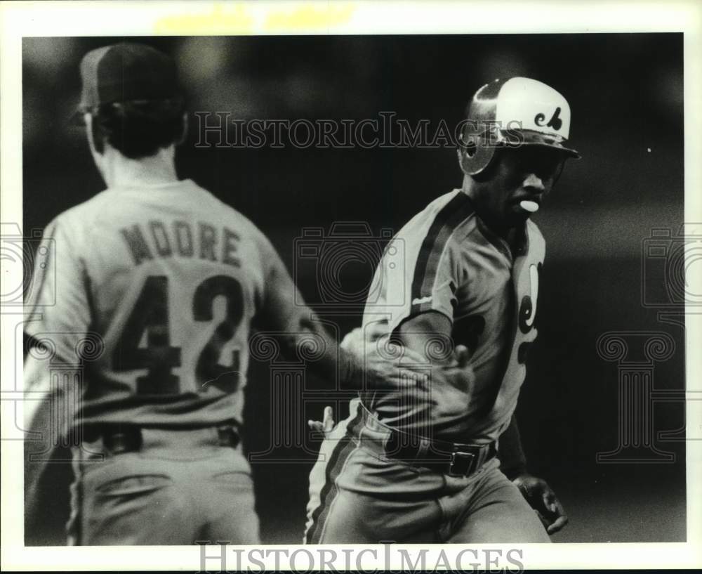 1989 Press Photo Jackie Moore congratulates Expo Wallace Johnson after home run - Historic Images