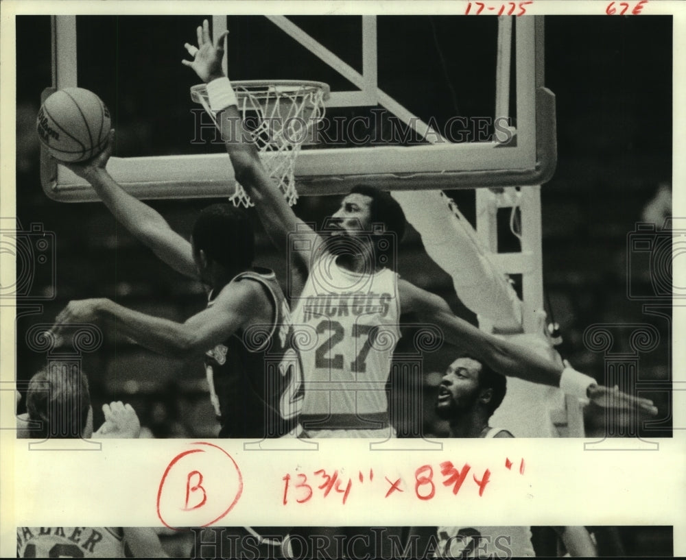 1982 Press Photo Rockets Caldwell Jones tries to block Dallas&#39; Mark Aquirre shot - Historic Images