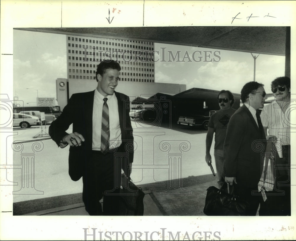 1986 Press Photo Oilers&#39; No. 1 draft choice Jim Everett arrives at APC building - Historic Images