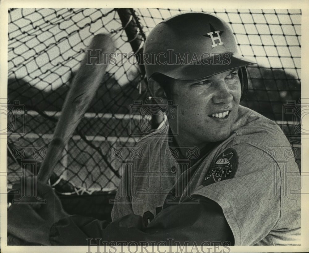 1972 Press Photo Houston Astros&#39; Ken Forsch takes a swing in batting cage.- Historic Images