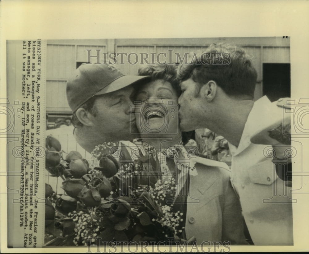 1976 Press Photo Mrs. Joe Frazier gets kisses and roses for Mothers Day.- Historic Images