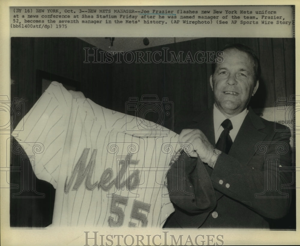 1975 Press Photo Joe Frazier, displays jersey - named New York Mets&#39; new manager - Historic Images