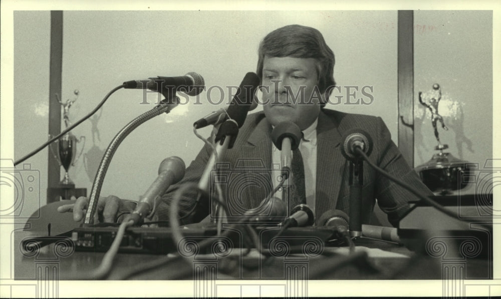 1985 Press Photo University of Houston AD Tom Ford speaks at news conference. - Historic Images