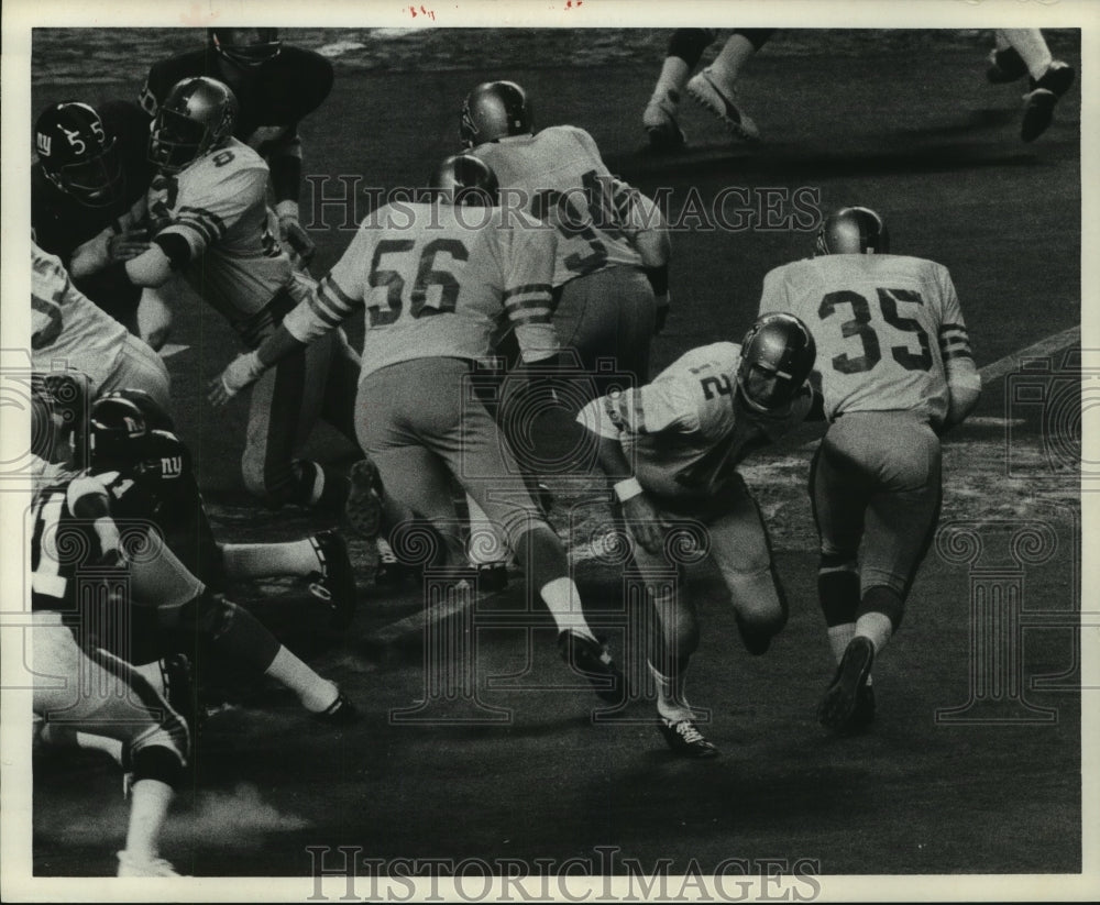 1971 Houston Oilers score a touchdown in 1st quarter against Giants. - Historic Images