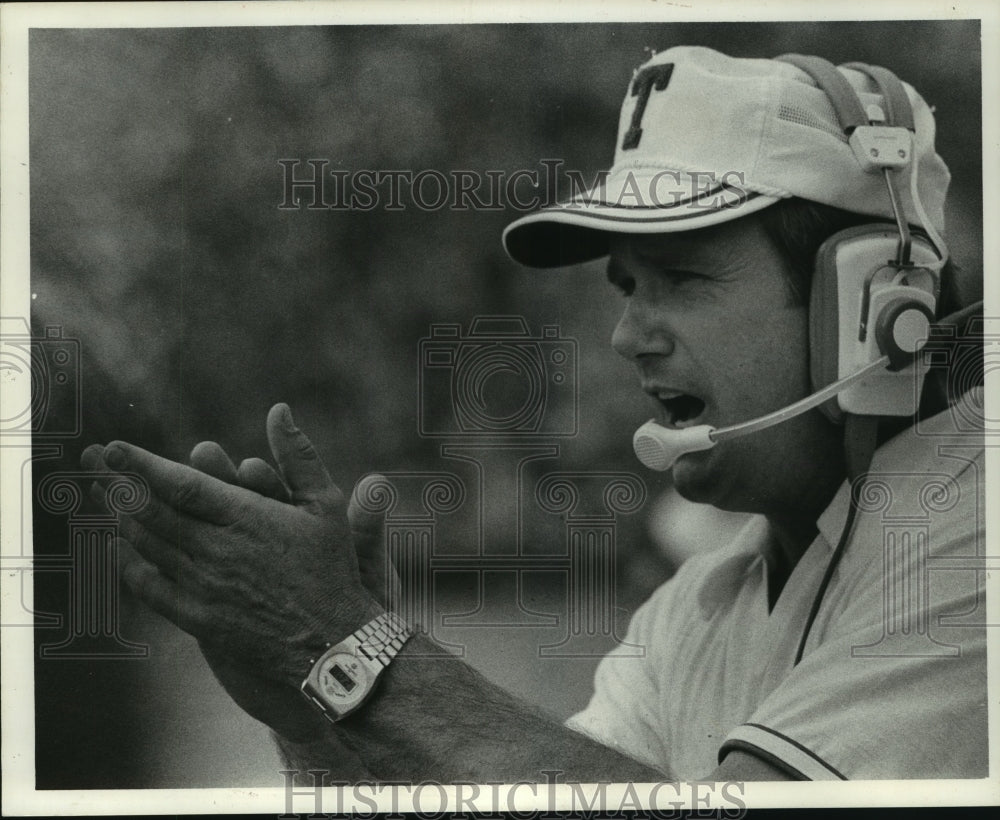 1987 Press Photo Former University of Texas coach Fred Akers hired at Purdue. - Historic Images