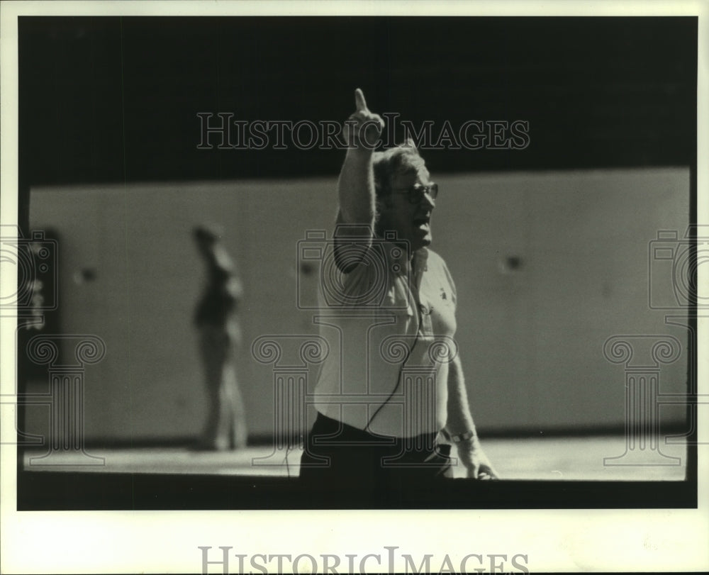 1985 Press Photo Rice University coach Ray Alborn gives direction. - hcs08373 - Historic Images