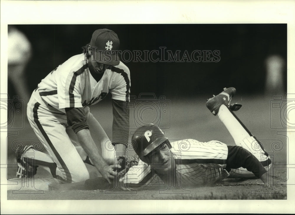 1986 Press Photo James Zamora looks for call as Doug Maratta misses tag in game.- Historic Images
