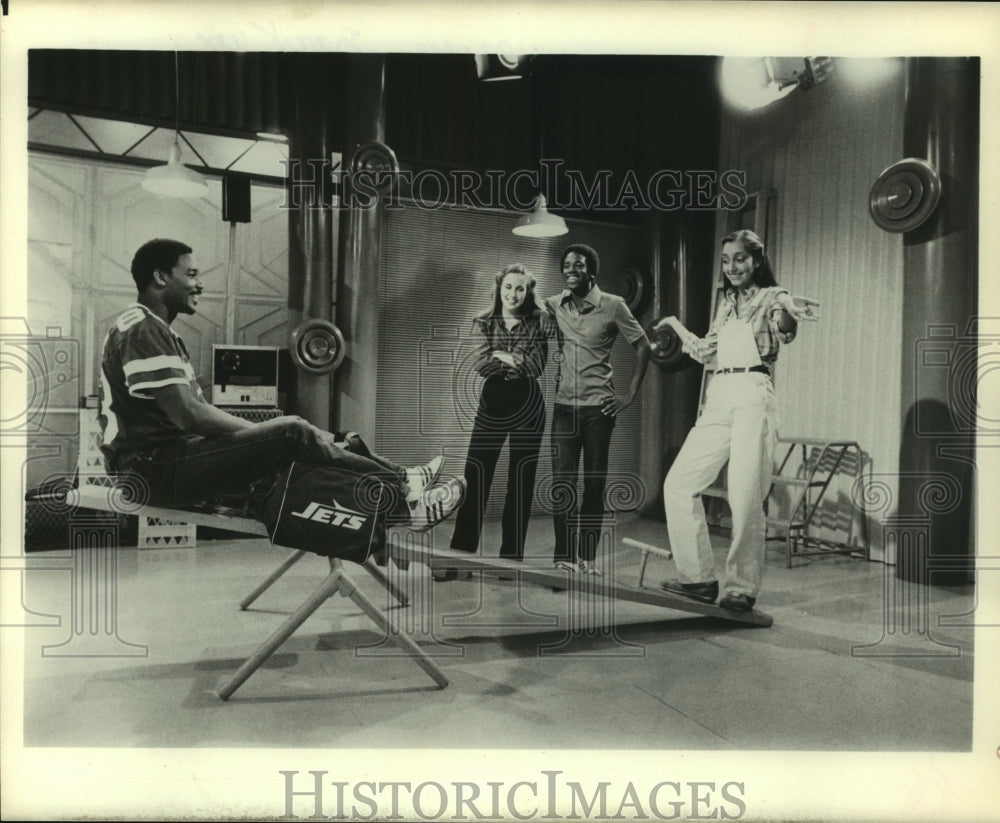 1980 Press Photo New York Jets football player Jerome Barkum appears on TV show. - Historic Images