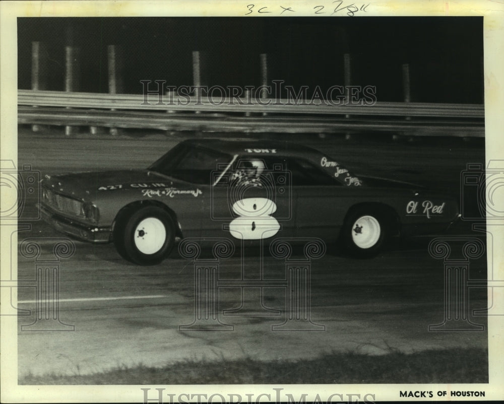 1970 Press Photo Late model race car driver Tony Barcelona on the track.- Historic Images