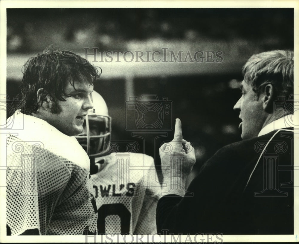 1980 Press Photo Rice University football coach Ray Alborn talks with players.- Historic Images