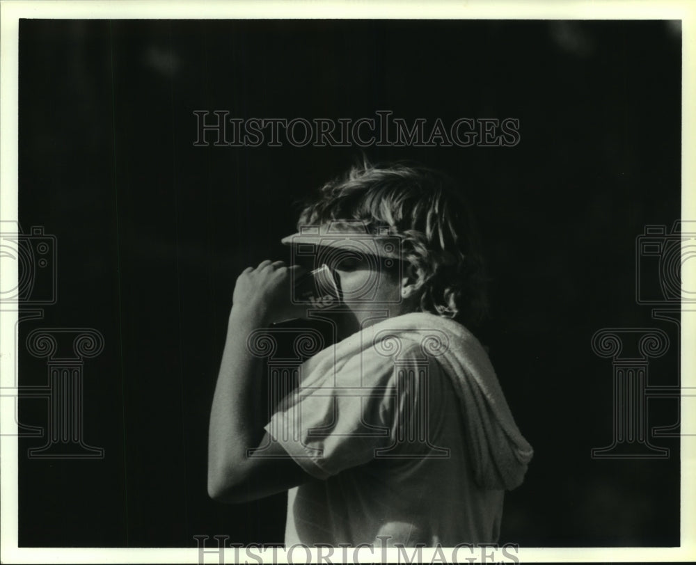 1986 Press Photo Pro golfer Amy Benz takes time for a drink during her round.- Historic Images