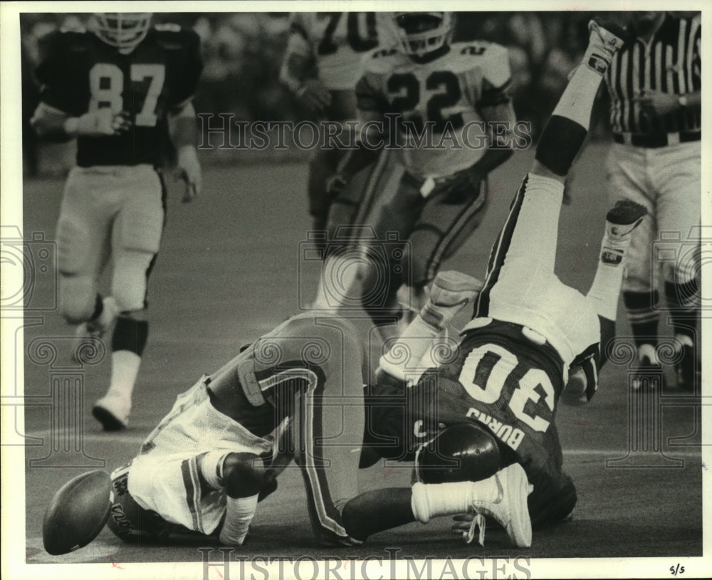 1983 Press Photo Arkansas&#39; Keith Burns breaks up Florida pass to Tyrone Young. - Historic Images