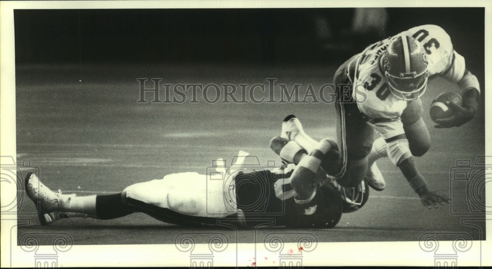 1983 Press Photo Keith Burns tackles James Jones in recent Bluebonnet Bowl game. - Historic Images