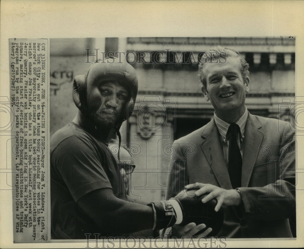 1969 Press Photo New York Mayor John Lindsay meets boxing champ Joe Frazier. - Historic Images