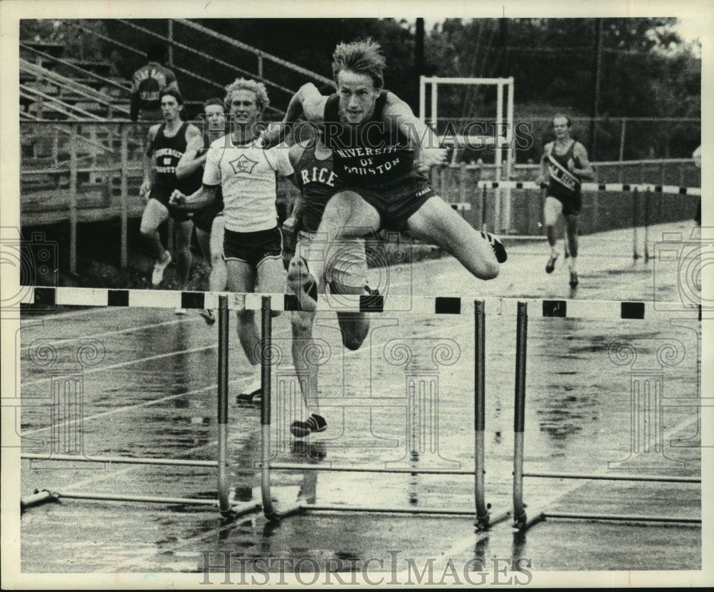 1973 Press Photo Sprinter Larry Gratzig clears a hurdle. - hcs08550- Historic Images