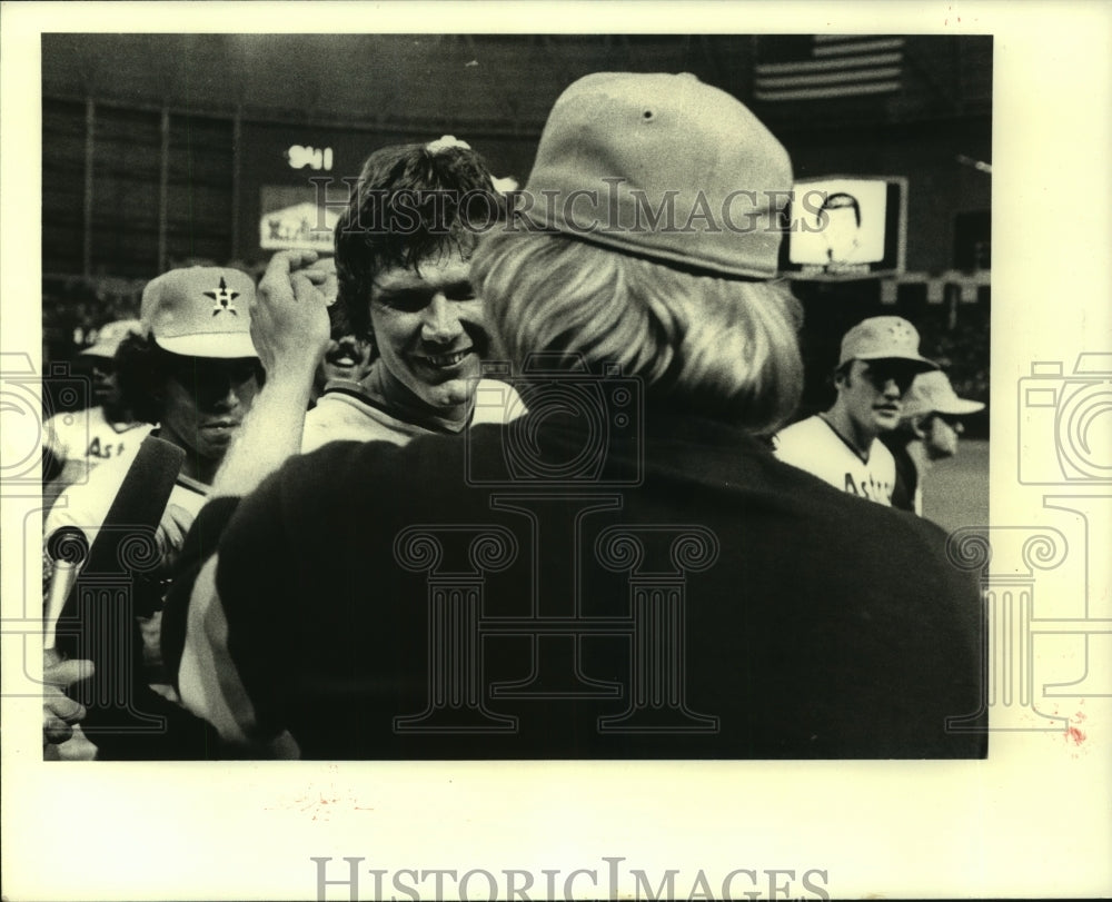 1979 Press Photo Astros pitcher Ken Forsch is congratulated after no-hitter. - Historic Images