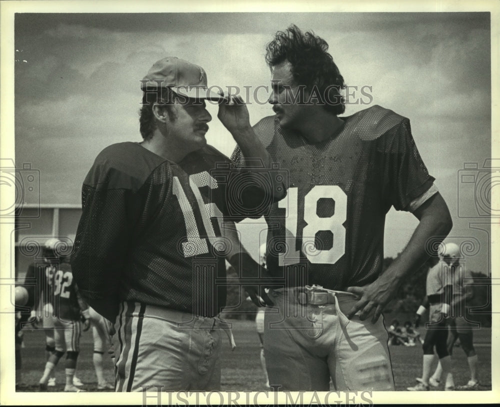 1982 Press Photo Oilers&#39; kicker Toni Fritsch; punter Cliff Parsley at practice. - Historic Images