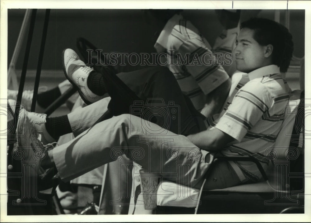 1989 Press Photo Tournament leader Robert Gamez waits at 18th as field finishes.- Historic Images