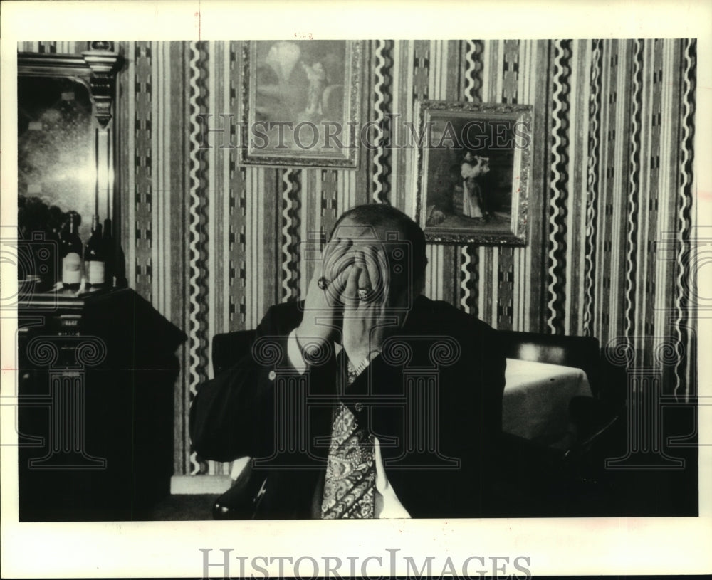 1980 Press Photo Houston Oilers place kicker Toni Fritsch during an interview. - Historic Images