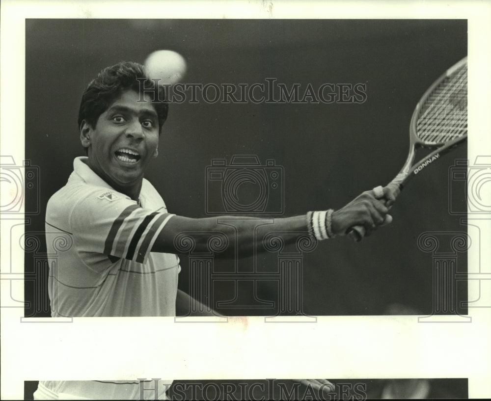 1987 Press Photo Pro tennis player Vijay Amritraj of India hits a backhand.- Historic Images