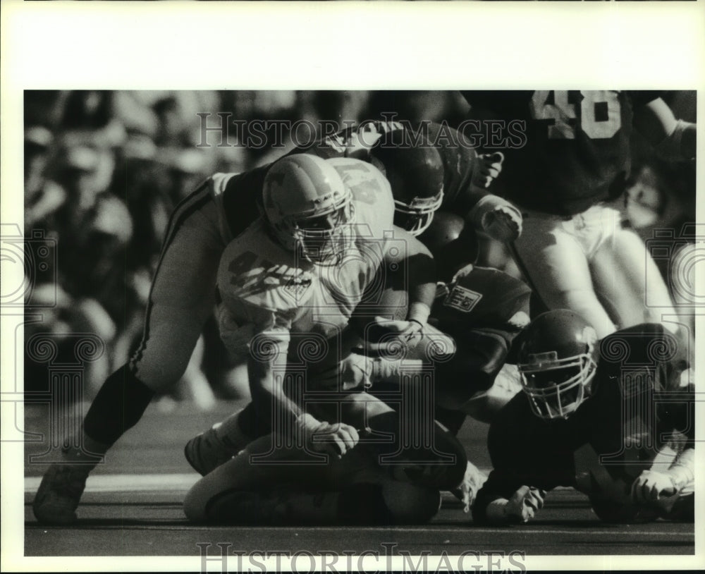 1990 Press Photo Tennessee&#39; Greg Amsler lunges for a first down against Arkansas - Historic Images