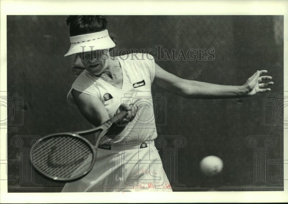 1985 Press Photo Pro tennis player Susan Anawaltt, Monte Serno, CA. hits return.- Historic Images