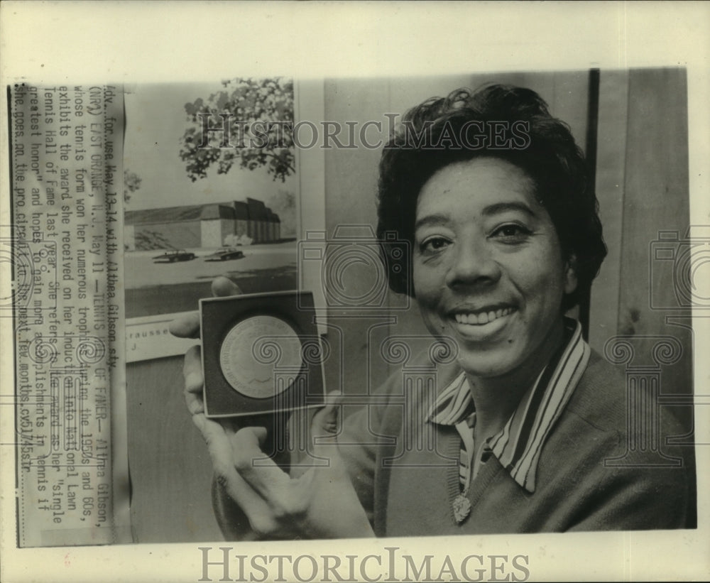 1972 Press Photo Tennis star Althea Gibson shows Lawn Tennis Hall of Fame award - Historic Images